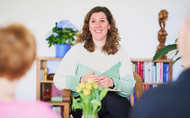 Julia Junge bei der Mediation mit einem Paar