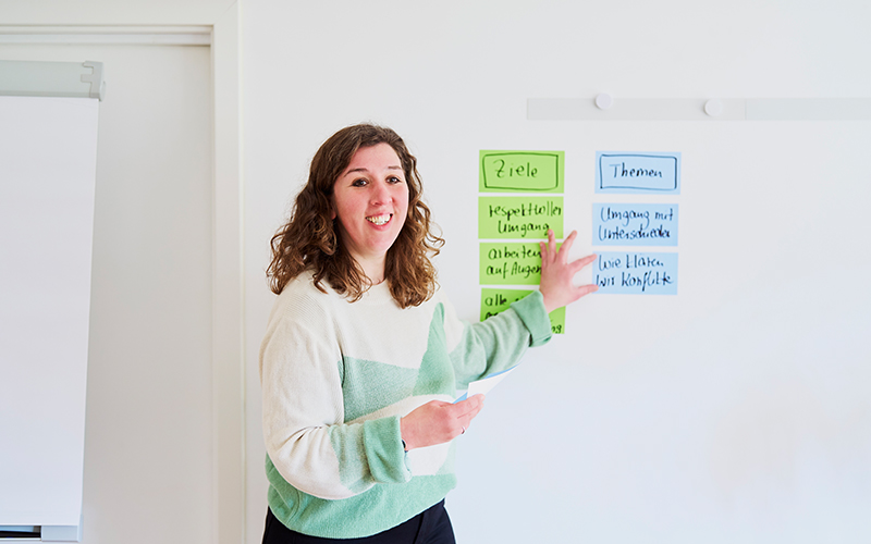 Julia Junge pr&auml;sentiert Inhalte bei einem Workshop